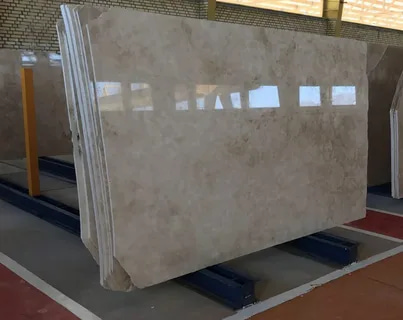 تصویر 1 از سنگ تراورتن حاجی آباد با سطح صیقلی و بافت صاف برای زیبایی بیشتر